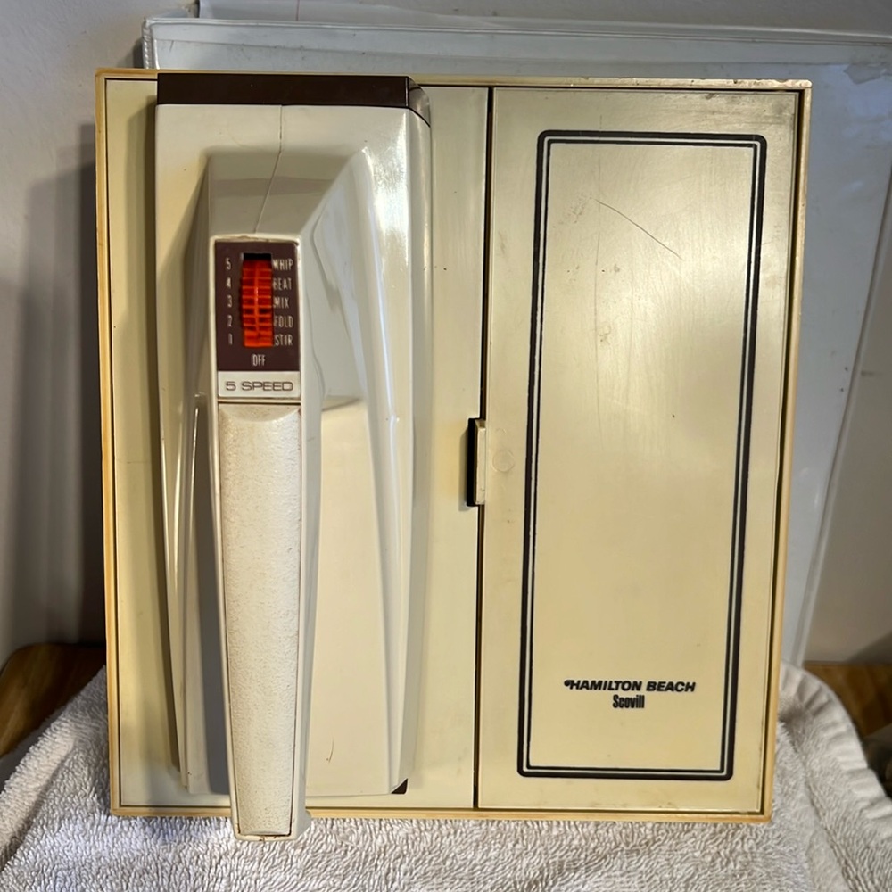 NEW Vintage Hamilton Beach Scovill Model 110 5-speed Hand Mixer Wall Mount